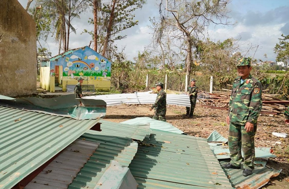 Lực lượng quân đội giúp các trường học khắc phục cơ sở vật chất sau bão số 9. Ảnh: VGP/Quang Hiếu