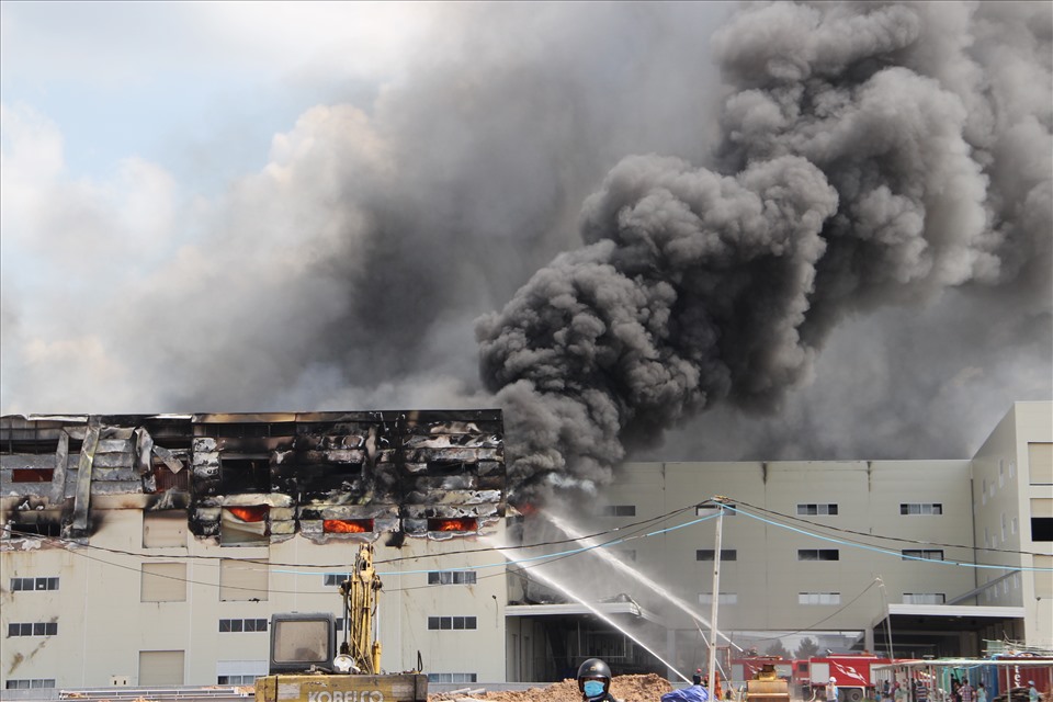 Nhà xưởng xảy ra hỏa hoạn có đường kết nối với 2 nhà xưởng lớn trong công ty này. Ảnh: Đình Trọng