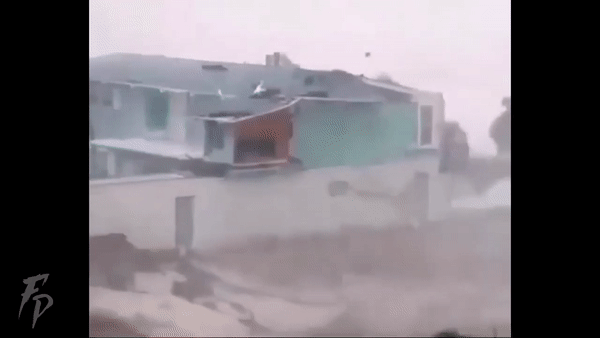 Bão Goni quật đổ cây cối, nhà cửa khi đổ bộ Philippines. Ảnh: Fobos Storm