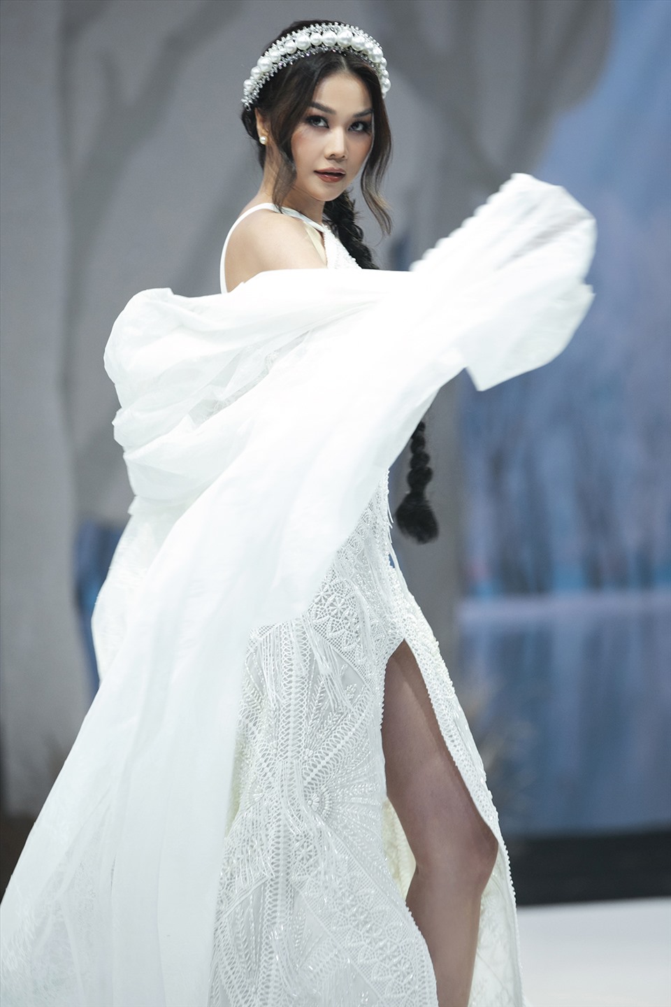 “Chị đại” Thanh Hằng khí chất trong vai trò vedette kết thúc Tuần lễ thời trang Vietnam Runway Fashion Week. Ảnh: BTC.