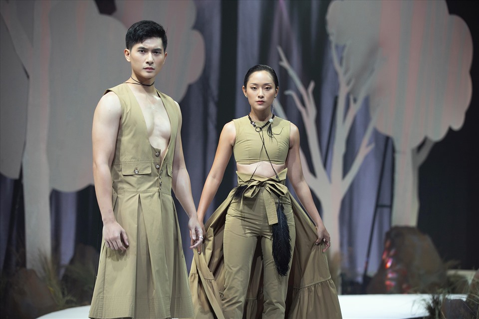 Mẫu trang phục của nhà thiết kế Trương Thanh Long toả sáng tại Vietnam Runway Fashion Week. Ảnh: BTC.