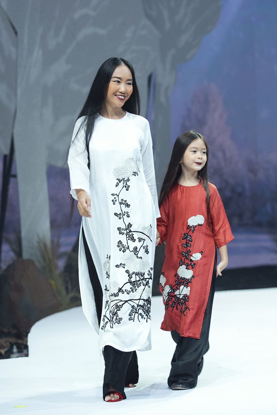 Nữ ca sĩ Đoan Trang cùng con gái làm người mẫu trong Vietnam Junior Fashion Week. Ảnh: BTC.