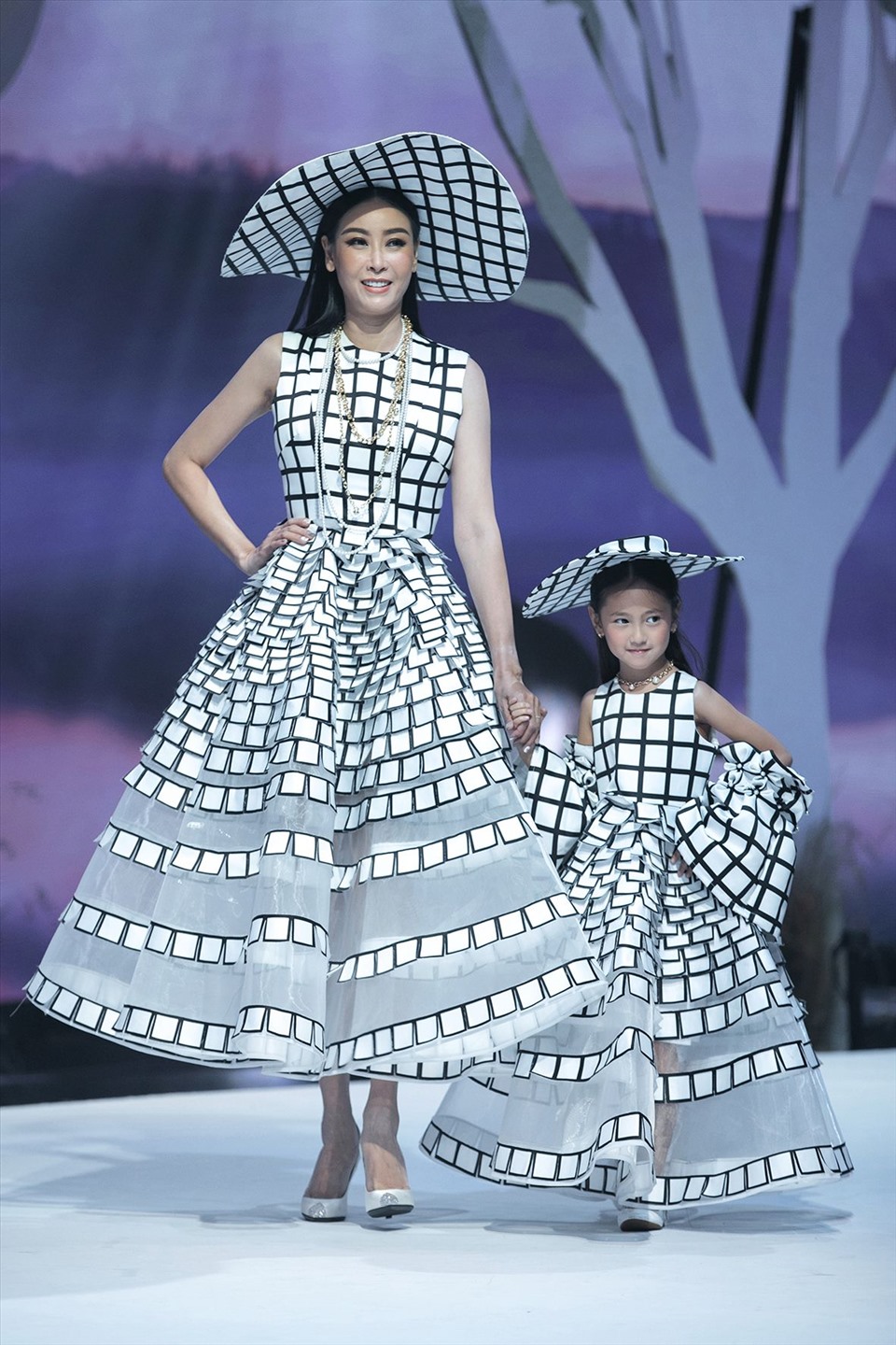 Hoa hậu Hà Kiều Anh và con gái. Ảnh: BTC.