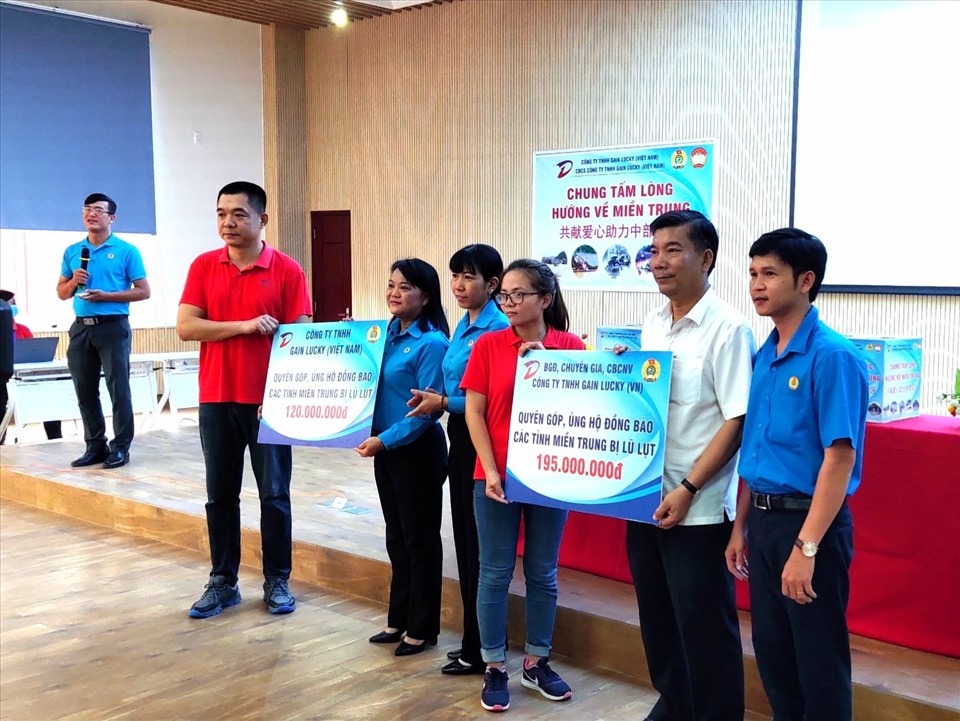 Tiêp nhận tiền ủng hộ của doanh nghiệp Công ty TNHH Gain Lucky Việt Nam.