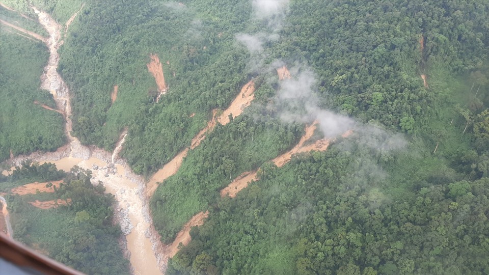 Núi rừng Phước Sơn hoang tàn, sụt trượt tan nát dưới cánh bay