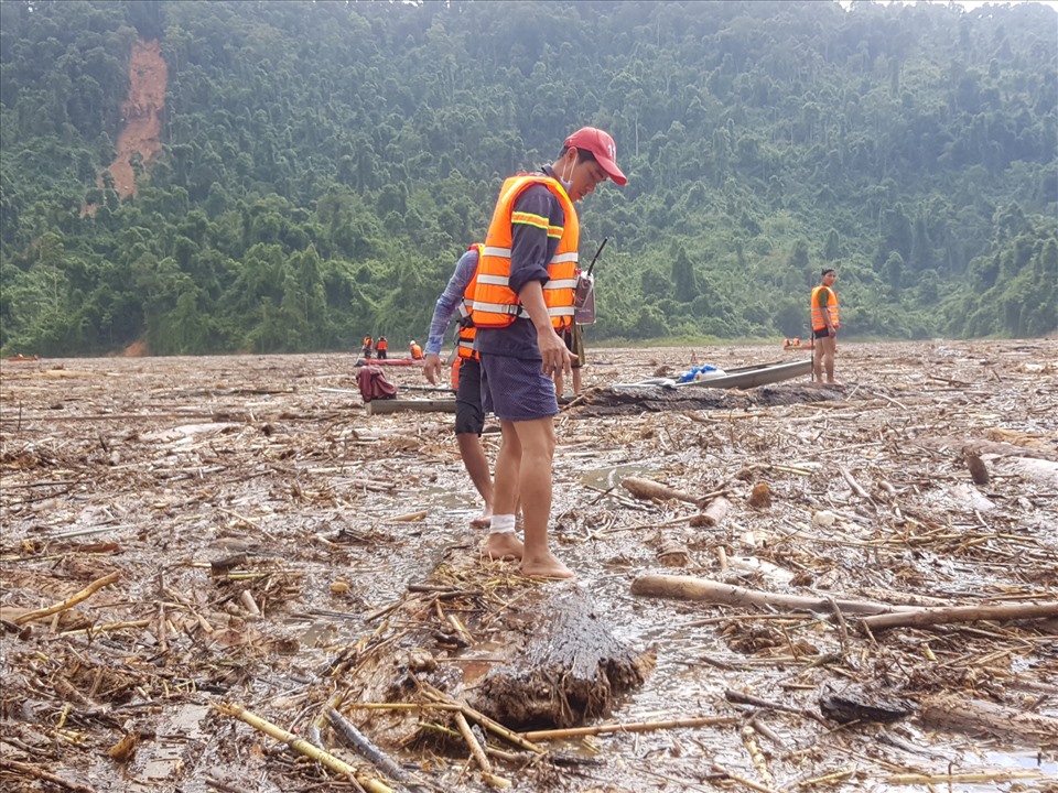 Lớp rác dày đặc trên sông khiến ghe máy không thể hoạt động.