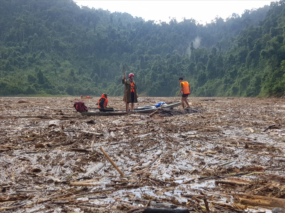 Lớp rác dày đặc trên sông khiến ghe máy không thể hoạt động.