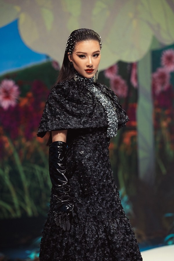Võ Hoàng Yến cũng dành nhiều lời khen ngợi cho Kim Duyên với khả năng trình diễn rất cuốn hút, và cho biết sẵn sàng hỗ trợ người đẹp luyện tập, chuẩn bị hành trang cho cuộc thi Hoa hậu Hoàn vũ Thế giới 2022.
