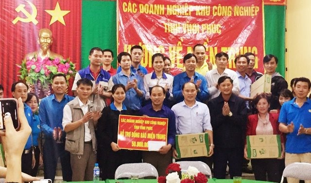 Trao tiền hỗ trợ cho Trường Tiểu học và THCS Kỳ Lạc. Ảnh: CĐ.