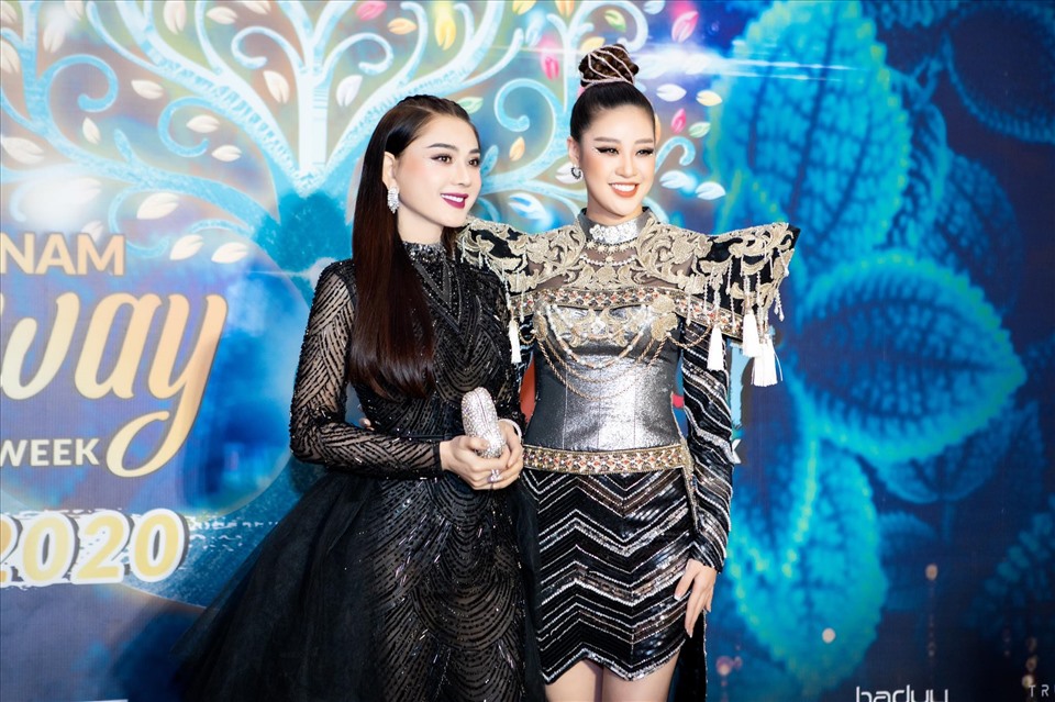 Tại sự kiện, Lâm Khánh Chi có dịp hội ngộ Hoa hậu Hoàn vũ Khánh Vân. Nữ ca sĩ tiết lộ cô yêu thích nàng hậu vì sự thân thiện, hòa đồng và rất lễ phép với những nghệ sĩ đi trước.