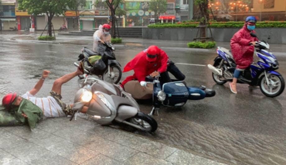 Xe máy bị ngã trên đường ở Khánh Hòa do gió quật mạnh.