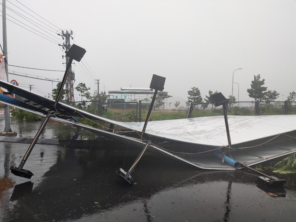 Ghi nhận sau 3 giờ gió mưa quần thảo, bão số 12 gây đổ cây và đánh bay mái tôn của một số nhà dân trên địa bàn thành phố Nha Trang. Ảnh: Nguyễn Khánh