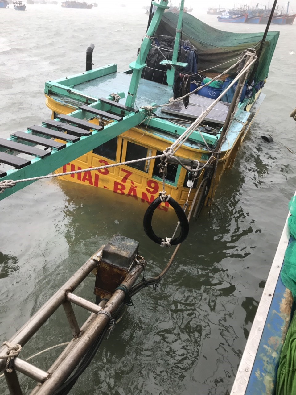 Một tàu cá của Khánh Hòa bị sóng lớn đánh chìm. Ảnh: Đức Anh