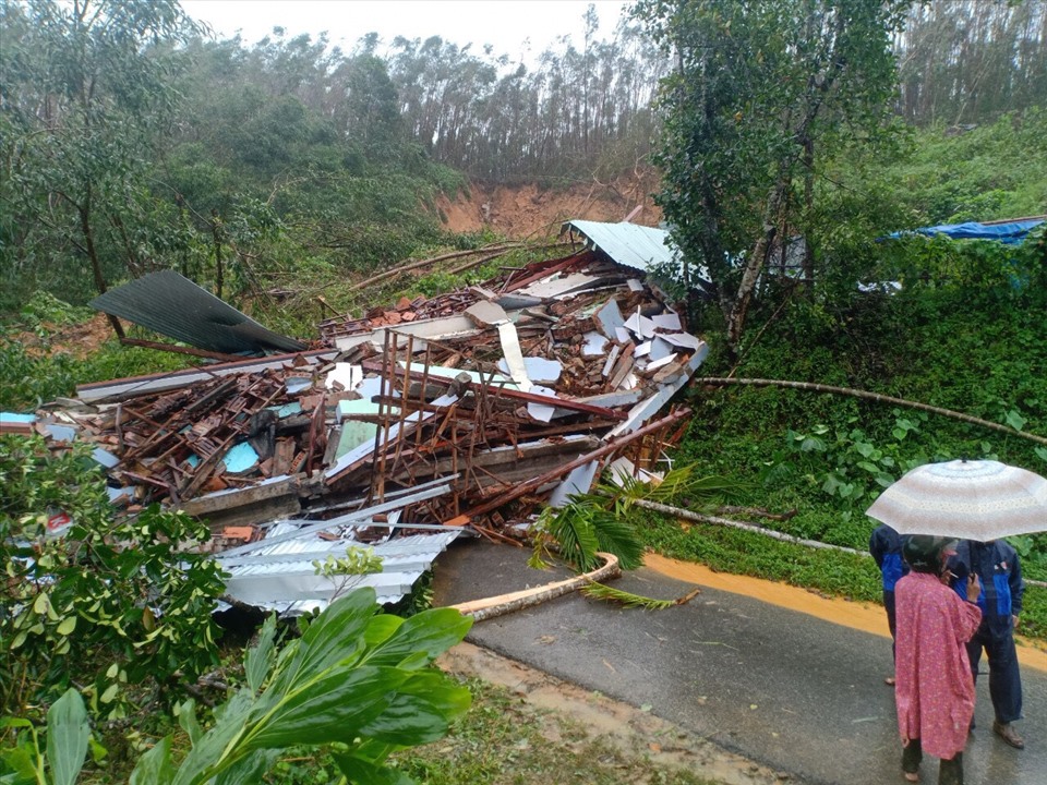 Ngôi nhà bà Nguyễn Thị Nga sụp đổ hoàn toàn.