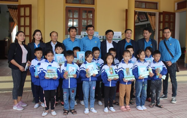 Đoàn trao 50 thùng sữa cho Trường Tiểu học Thạch Thắng. Ảnh: TT.