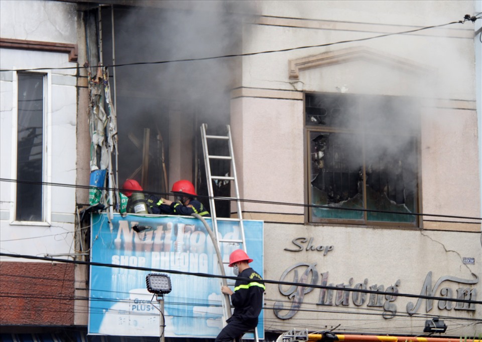 Một đám cháy lớn bất ngờ bùng phát tại tầng 2 ngôi nhà nằm trên đường Trần Phú (thị trấn Diêu Trì, huyện Tuy Phước)