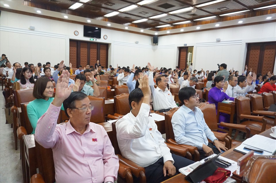 Đại biểu HĐND TPHCM biểu quyết thông qua tờ trình của UBND TPHCM về vay lại nguồn vốn vay nước ngoài của Chính phủ để đầu tư Dự án Cải thiện môi trường nước giai đoạn 2.   Ảnh: Minh Quân