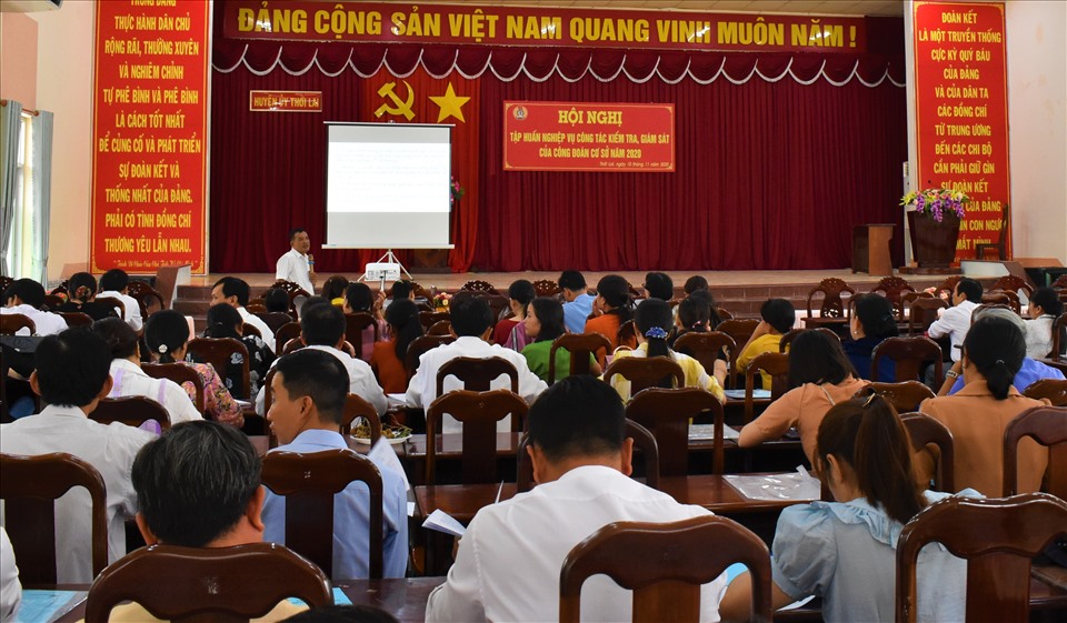 LĐLĐ huyện Thới Lai (TP.Cần Thơ) tổ chức tập huấn và hướng dẫn điều lệ công đoàn Việt Nam. Ảnh: Thành Nhân