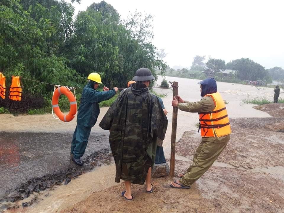 Lực lượng chức năng huyện M'Đrắk đang nỗ lực hỗ trợ người dân vùng bị ngập lụt. Ảnh: T.X