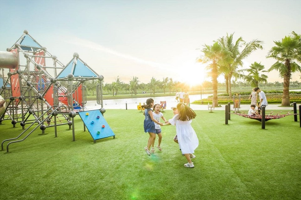 Vinhomes Ocean Park sở hữu tới hơn 60 sân chơi trẻ em và những bãi cát trắng mịn được vận chuyển từ Nha Trang, để tuổi thơ con trẻ tràn đầy những kỷ niệm thả diều, chạy nhảy hạnh phúc