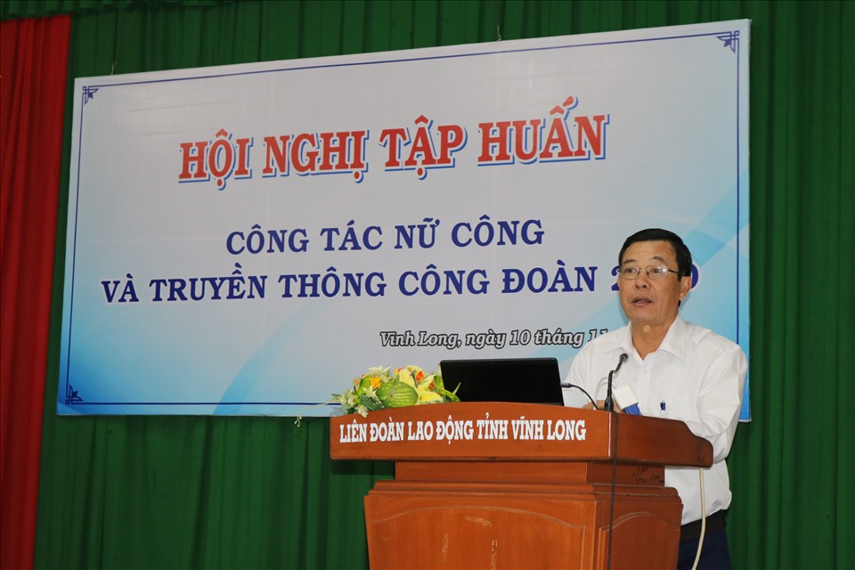Đồng chí Huỳnh Bá Long - Chủ tịch LĐLĐ tỉnh Vĩnh Long phát biểu khai mạc hội nghị. Ảnh: HL