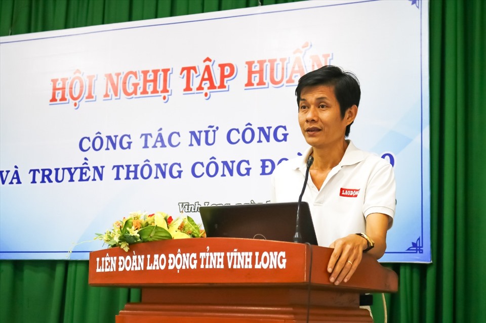 Đồng chí Phan Ngọc Trường Nhân - Phó trưởng văn phòng đại diện Báo Lao Động tại ĐBSCL chia sẻ kỹ năng viết tin, bài. Ảnh: HL