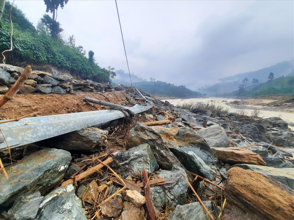 Tại Quốc lộ 40B đoạn qua xã Trà Mai (huyện Nam Trà My), bị sạt lở nghiêm trọng. Mưa lũ đã khiến một số đoạn taluy dương trên đường bị hư hỏng nặng và kéo dài khoảng 40 m.