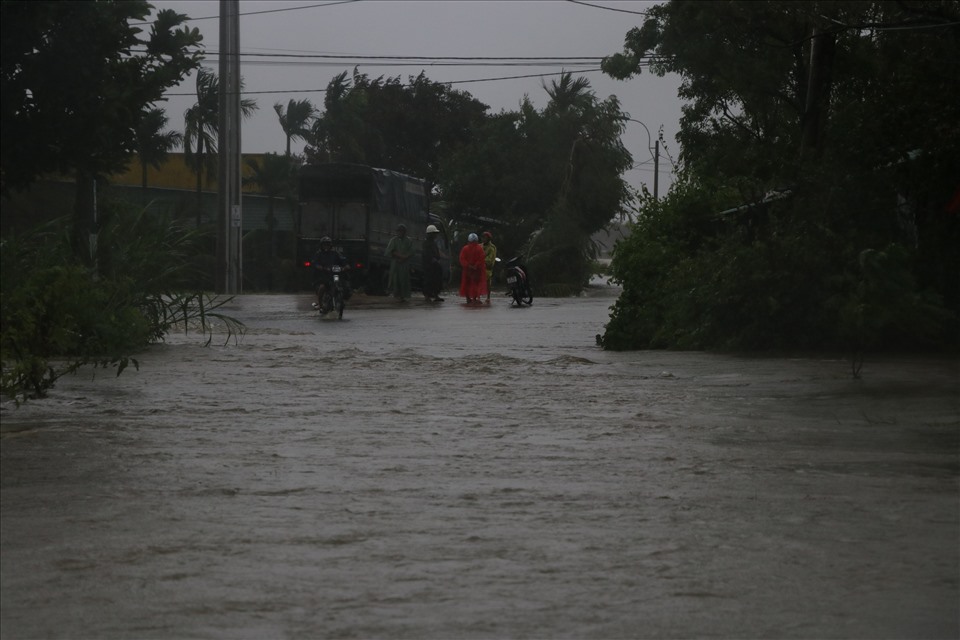 Nhiều hộ dân tại xã Hòa Tây, huyện Tây Hòa được vận động khẩn cấp di dời do nước lũ lên nhanh, gây ngập đường giao thông, nhà ở.