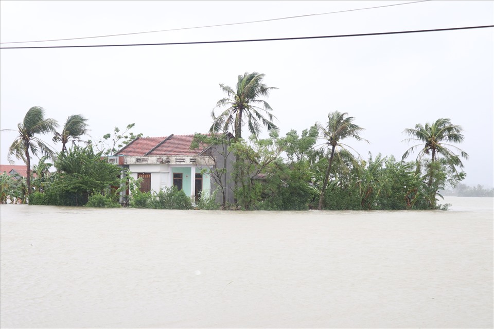 Nhiều nhà cửa chìm trong biển nước.