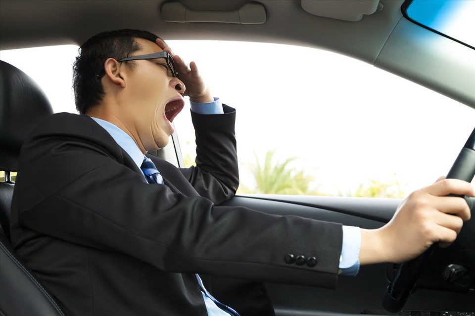 Thiếu ngủ, rối loạn giấc ngủ là bệnh thường thấy của các tài xế lái xe đường dài. (Ảnh: oto.com)