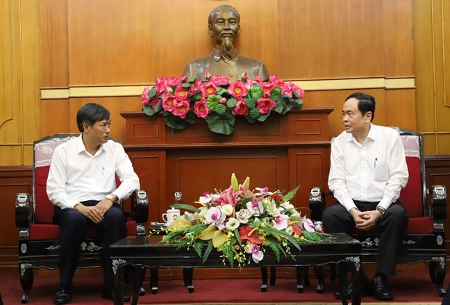 Chủ tịch UBTW MTTQ Việt Nam Trần Thanh Mẫn trao đổi với Bí thư Tỉnh ủy Sơn La Nguyễn Hữu Đông. Ảnh Hương Diệp