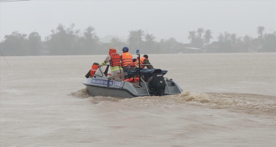 Lực lượng cứu hộ huyện Vạn Ninh lên đường vào khu vực nhà dân bị cô lập để cứu bạn. Ảnh: Nguyễn Giang