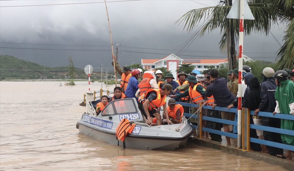 Đến 16h ngày 10.11, khoảng 400 người dân bị cô lập tại 2 xã Vạn Phú, Vạn được đưa đến nơi an toàn. Ảnh: Nguyễn Giang
