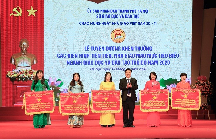 Thứ trưởng Bộ GD&ĐT Nguyễn Hữu Độ trao Cờ đơn vị dẫn đầu phong trào thi đua “Đổi mới, sáng tạo trong dạy và học” cho các tập thể.