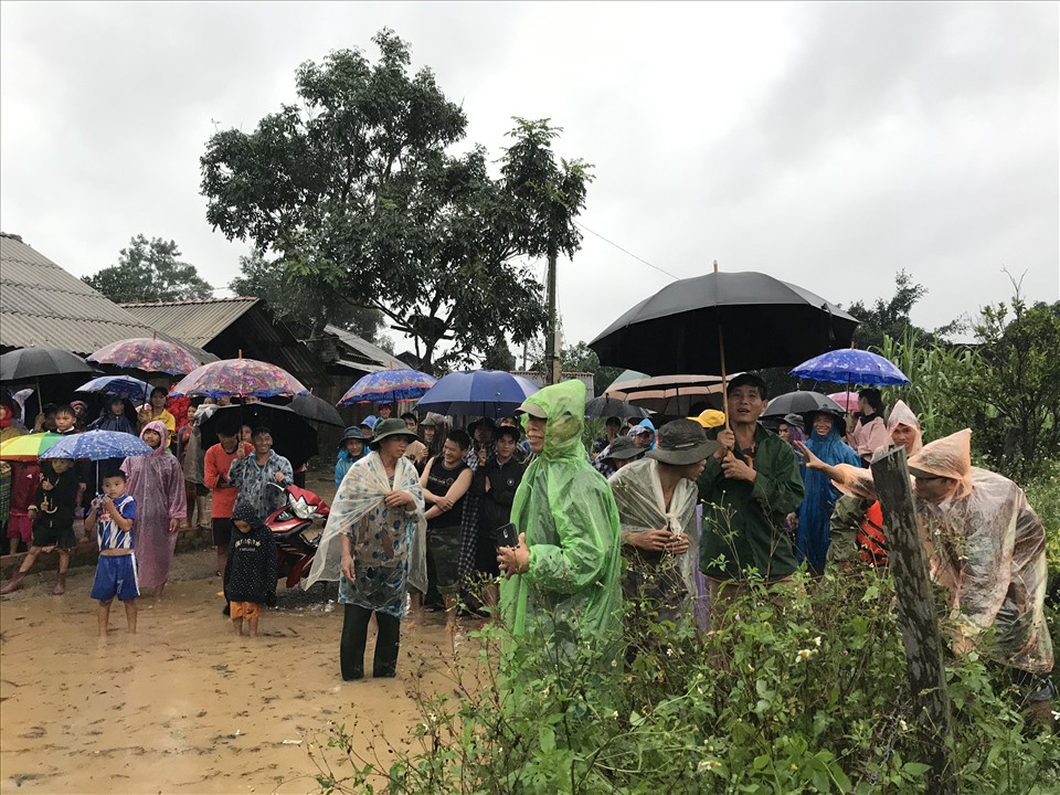 Hàng trăm hộ dân trong vùng lòng hồ đang bị cô lập, rất khó để di chuyển ra bên ngoài. Bộ đội biên phòng huyện M'Đrắk túc trực 24/24 để di chuyển dân ra khỏi khu vực nguy hiểm một khi mực nước tiếp tục dâng cao. Ảnh: B.T