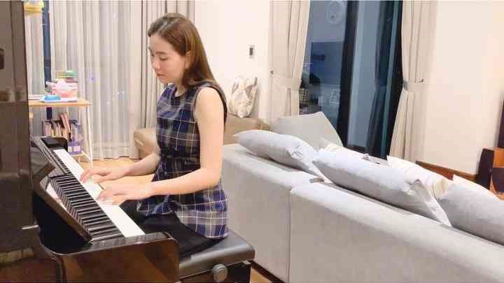 Phía sau sofa có một chiếc piano để “cô gái thời tiết” thỏa niềm đam mê với âm nhạc.