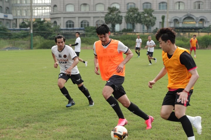 Diễn viên Huy Khánh (giữa) hứa hẹn là trụ cột của đội nghệ sĩ khi đối đầu với các cầu thủ danh tiếng của bóng đá Việt Nam. Ảnh: BTC.