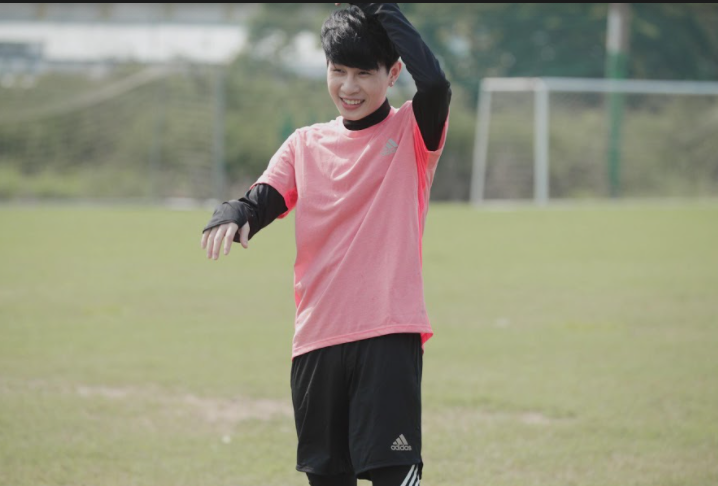Ca sĩ Jack rất tích cực tập luyện để đối đầu Quang Hải trong trận đấu diễn ra trên sân Thống Nhất. Ảnh: BTC.