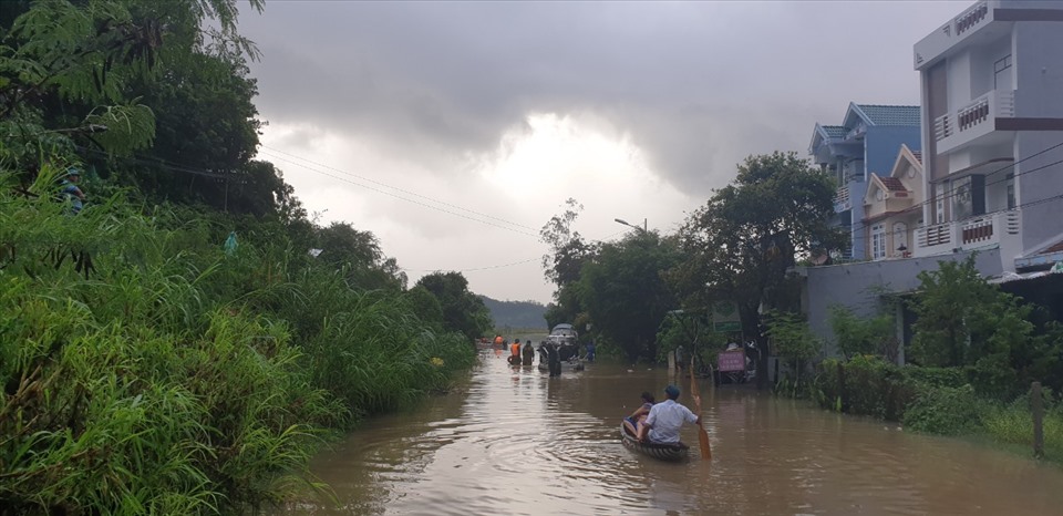 Lực lượng chức năng huyện Tuy An (Phú Yên) hỗ trợ, di chuyển người dân đến nơi an toàn. Ảnh: Văn Thành