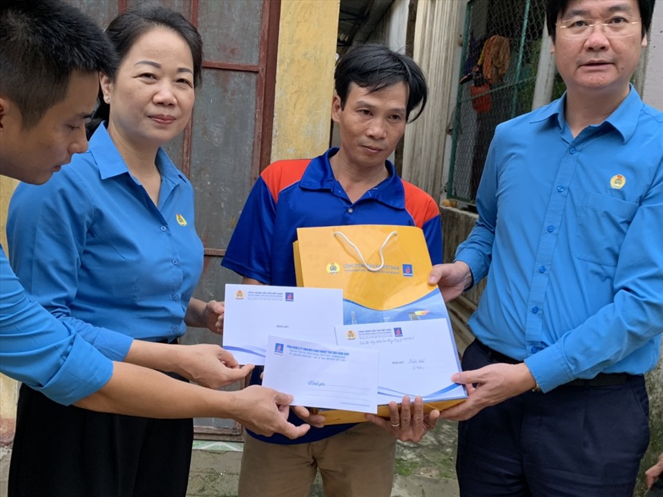 Phó Chủ tịch Công đoàn Dầu khí Việt Nam Nguyễn Mạnh Kha (thứ nhất từ phải sang) thăm hỏi và hỗ trợ người lao động Dầu khí chịu ảnh hưởng bởi cơn bão số 9. Ảnh: CĐ DK