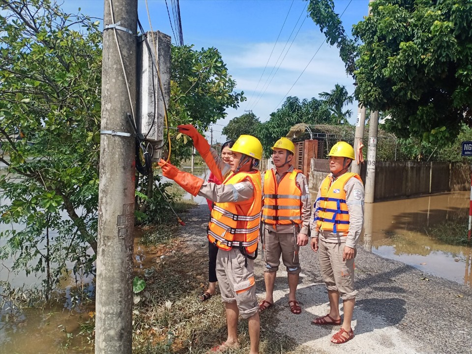 Cán bộ của EVNNPC kiểm tra lưới điện, khắc phục hậu quả sau mưa lũ, đảm bảo cung cấp điện an toàn, ổn định cho người dân. Ảnh: PV