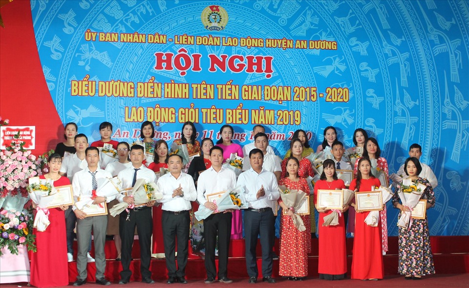 27 lao động giỏi năm 2019, 26 điển hình tiêu biểu 2015-2020 được UBND - LĐLĐ huyện An Dương biểu dương, khen thưởng. Ảnh MD