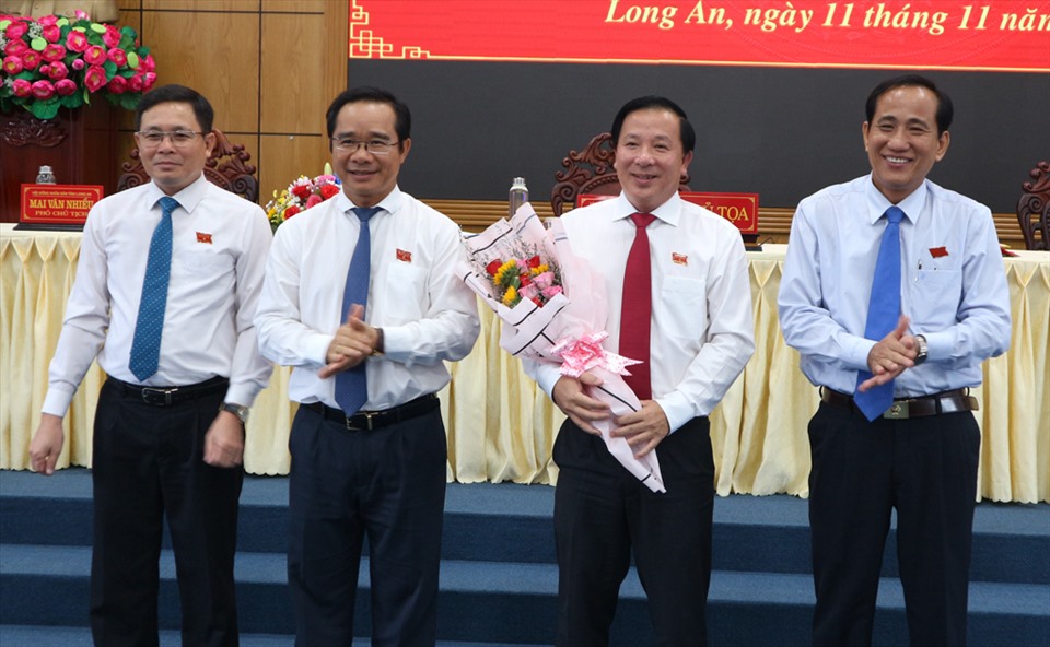 Ông Nguyễn Văn Út (thứ 2 từ phải) được bầu làm Chủ tịch UBND tỉnh Long An. Ảnh: k.N