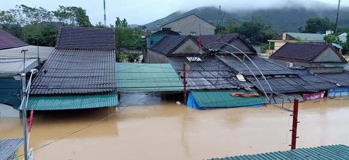 Nhiều nhà dân ở xã Mỹ Thanh, huyện Thanh Chương (Nghệ An) bị ngập sâu trong đợt mưa lũ vừa qua. Ảnh: HĐ