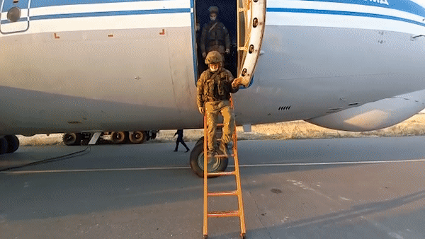 Binh sĩ Nga hạ cánh ở Armenia. Ảnh: RT
