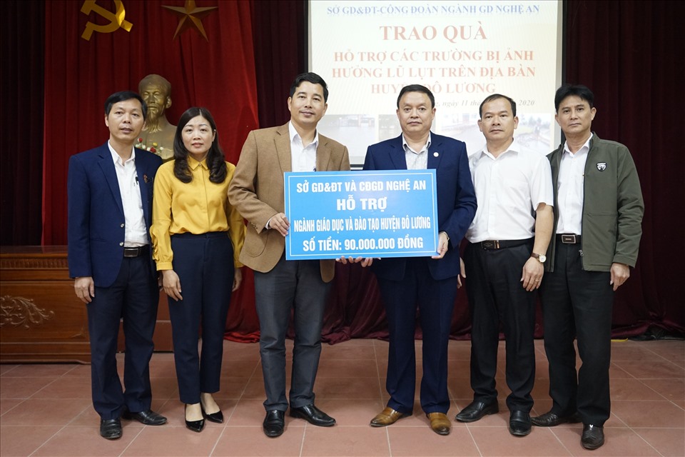 Đại diện ngành giáo dục và công đoàn ngành giáo dục Nghệ An trao hỗ trợ cho ngành giáo dục huyện Hưng Nguyên bị thiệt hại do mưa lũ. Ảnh: QĐ