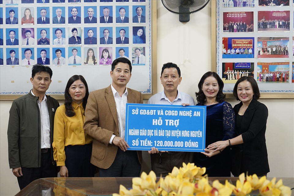 Đại diện ngành giáo dục và công đoàn ngành giáo dục Nghệ An trao hỗ trợ cho ngành giáo dục huyện Hưng Nguyên bị thiệt hại do mưa lũ. Ảnh: QĐ