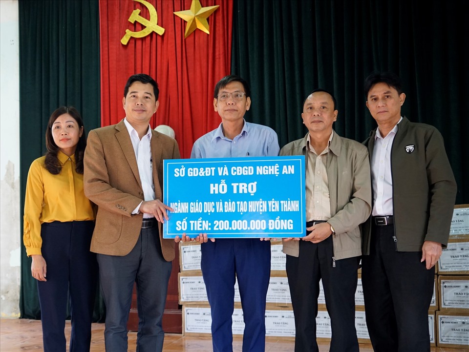 Đại diện ngành giáo dục và công đoàn ngành giáo dục Nghệ An trao hỗ trợ cho ngành giáo dục huyện Yên Thành bị thiệt hại do mưa lũ. Ảnh: QĐ