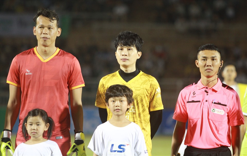 Nam ca sĩ Jack thi đấu ở đội “Tiếp lửa” cùng thủ môn Tấn Trường và nhiều cầu thủ nổi tiếng khác của bóng đá Việt Nam. Anh đã chuẩn bị rất kỹ cho trận đấu này bằng việc tập luyện liên tục những ngày qua.