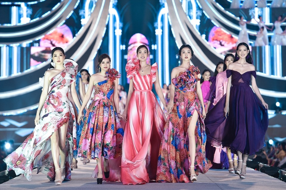 Hoa hậu Đỗ Mỹ Linh và 2 Á hậu Phương Nga, Thuý An khoác lên mình các thiết kế mới thuộc bộ sưu tập The Most Beauty. Ảnh: NSCC